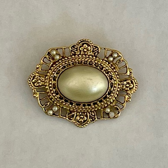 1928 Jewelry - Charming 1928 Vintage Goldtone and Pearl Brooch